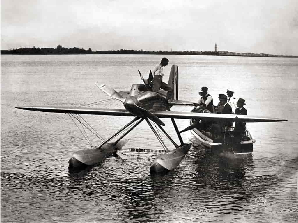 Освальд Уорсли в кабине самолета Супермарин S.5 N219 – Венеция, сентябрь 1927 г.
Supermarine S.5 durante una pausa dello Schneider Trophy del 1927 a Venezia (1306×988)